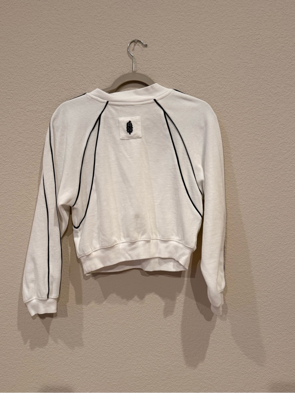 Free People FP Movement White Cropped Sweatshirt XS Black Piping - Picture 3 of 6